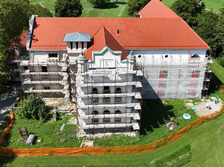 Obnova fasade dvorca je v teku, september 2026